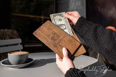 Elegante Holz-Scheckhalter-Box mit praktischem drehbarem Deckel, ideal für Restaurants.