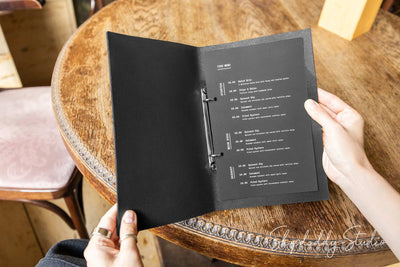 Elegante Leder-Menühülle mit Ringmechanismus in Schwarz