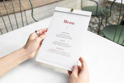 Elegante Weiße Menütafel aus Sperrholz mit Messingschraube