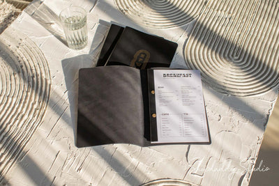 Schwarzes dickes Leder-Menu cover mit Planke