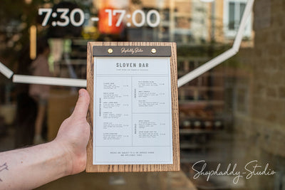 minimalistische_individuelle_Menutafel_aus_Holz_fur_Restaurants